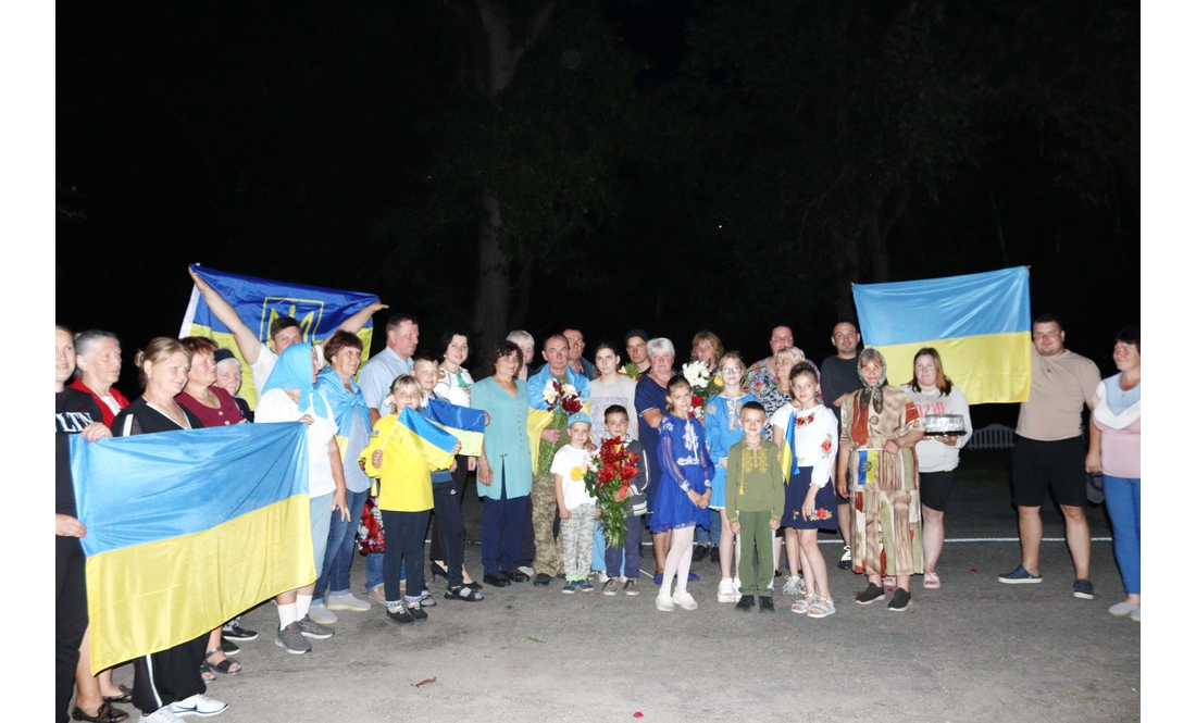 У громаді показали, як зустрічали захисника після обміну та реабілітації
