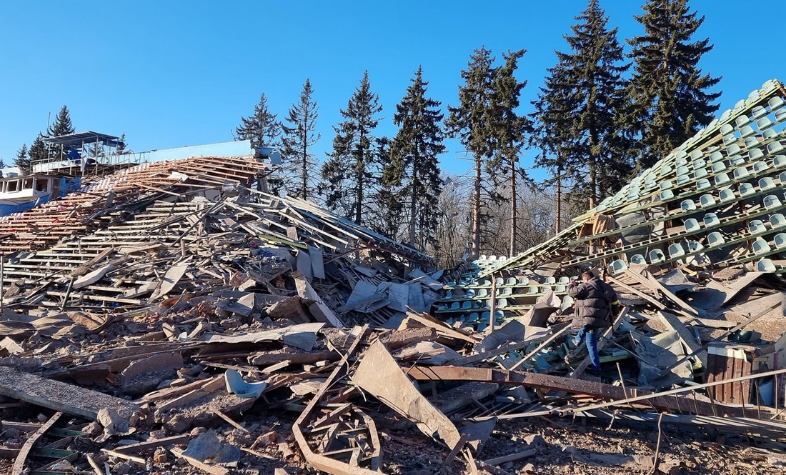 Росіяни у Чернігові розбомбили стадіон та бібліотеку