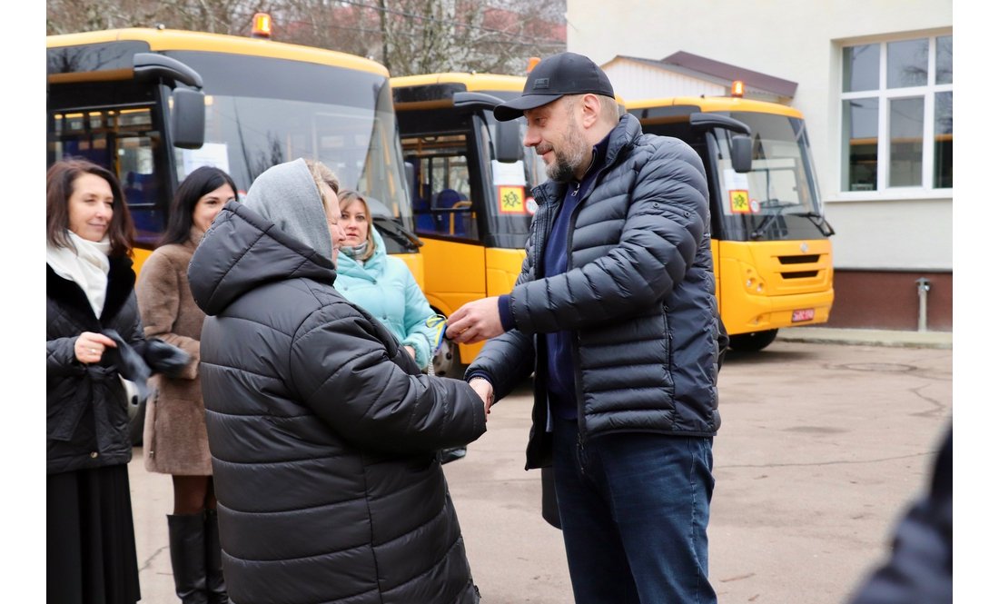 У грудні шість громад Чернігівщини отримали нові шкільні автобуси