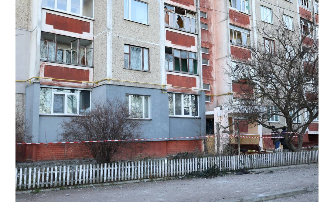 Безперервно працюють екстрені та комунальні служби: ситуація на місцях ударів у Чернігові