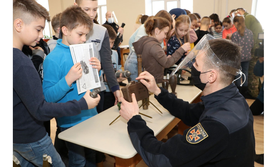 Школярам Чернігова розказали про заходи безпеки і поводження з підозрілими предметами