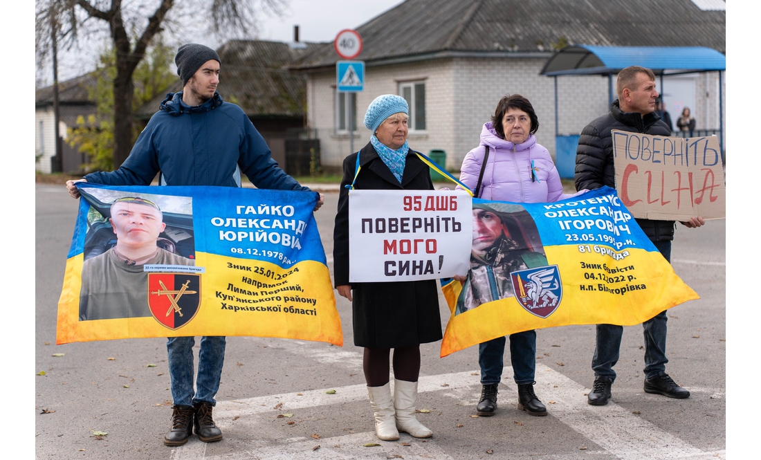 "Тяжка ноша чекати": у селищі пройшла мирна акція на підтримку полонених і зниклих бійців