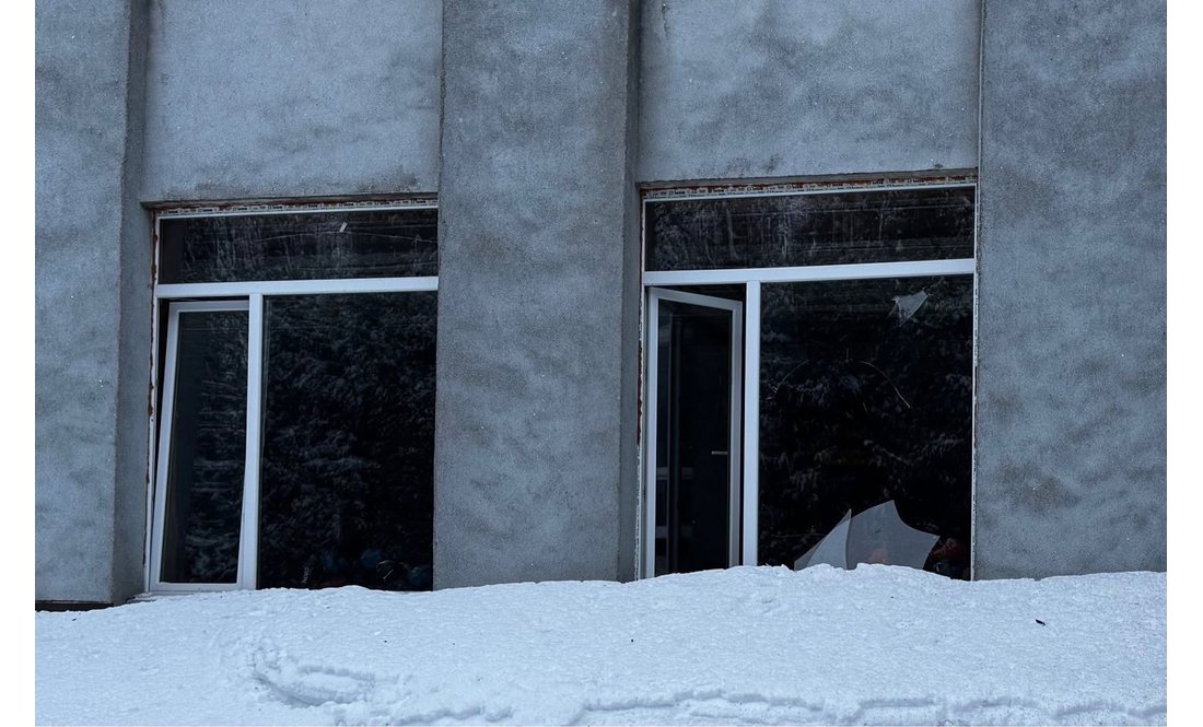 Російські дрони знищили автівки й будинок культури на Чернігівщині