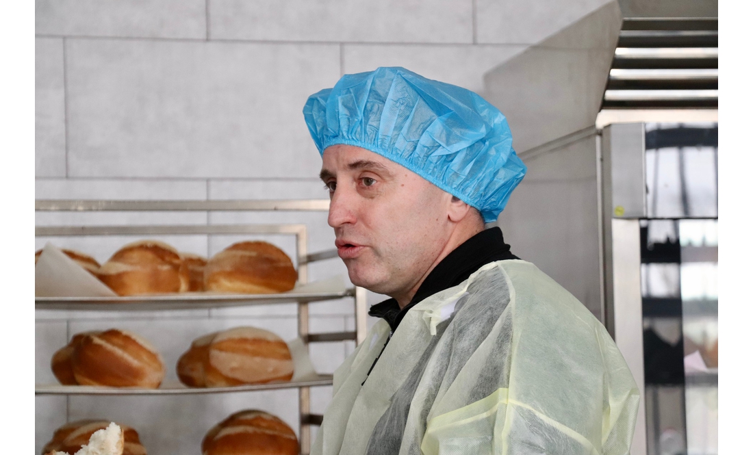 Дві працівниці готують до пів тисячі паляниць за зміну: у громаді відкрили комунальну пекарню