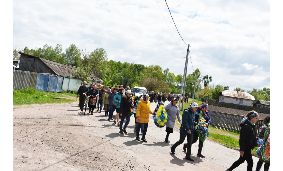 Останній шлях Героя: на Коропщині попрощалися із загиблим під Донецьком бійцем