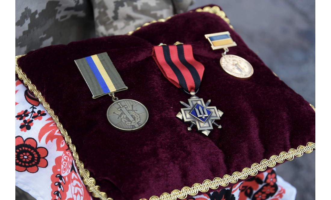 Зупинилося серце розвідника ДШВ: громада прощалася із захисником у День Незалежності