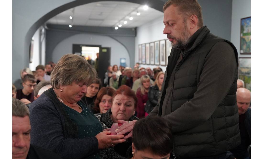 «Їхній голос більше не чути»: 54 родини з Чернігівщини отримали нагороди загиблих захисників