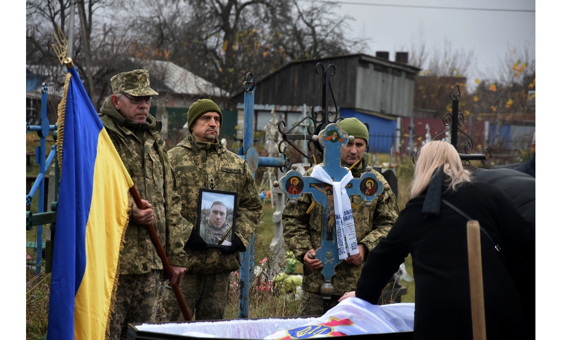 Народився в рф - загинув за Україну: у громаді поховали захисника, який служив менше року
