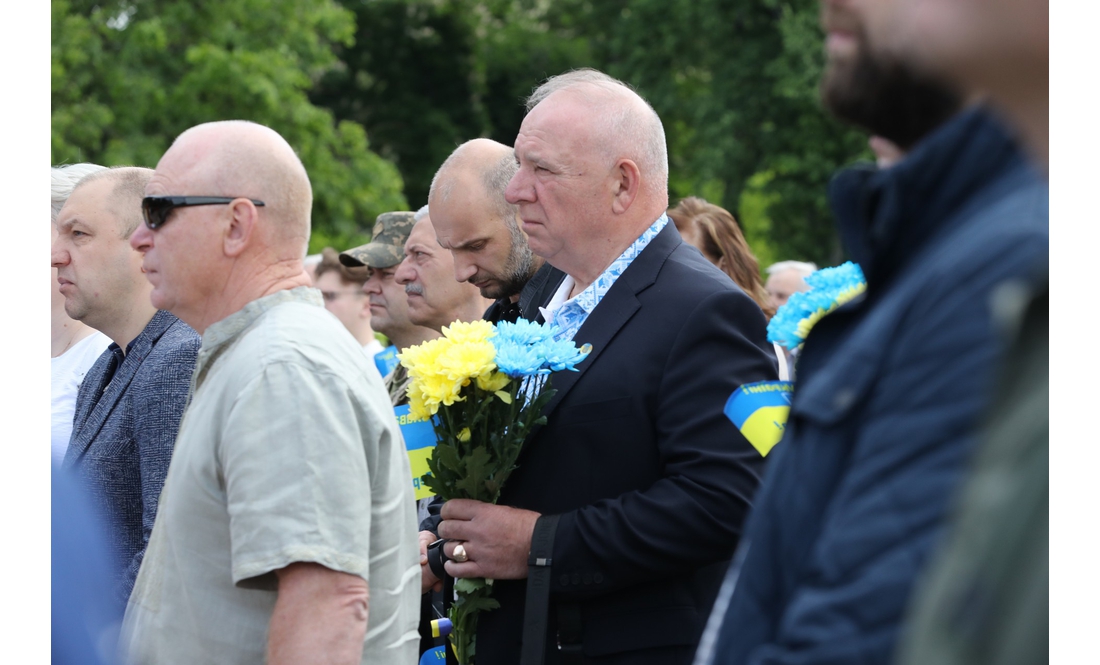 "Це місце для нас – святе": у Чернігові відкрили меморіальний знак на честь Героїв, загиблих у російсько-українській війні