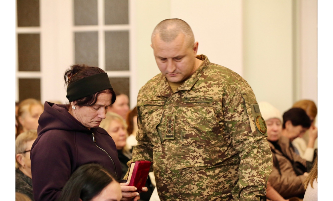 "Ця боротьба триває завдяки їм": родинам захисників із Чернігівщини передали посмертні нагороди