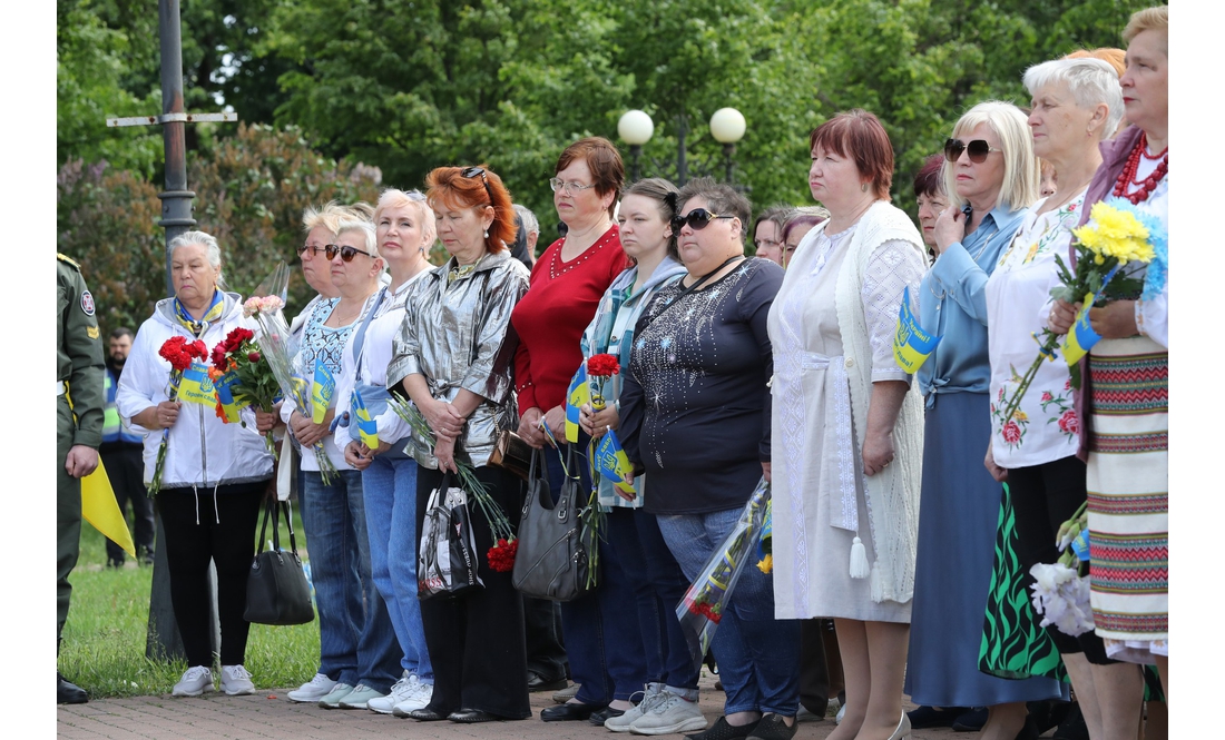 "Це місце для нас – святе": у Чернігові відкрили меморіальний знак на честь Героїв, загиблих у російсько-українській війні