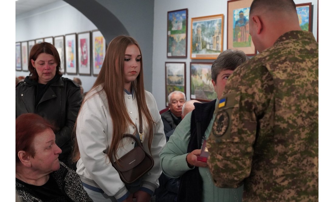 «Їхній голос більше не чути»: 54 родини з Чернігівщини отримали нагороди загиблих захисників