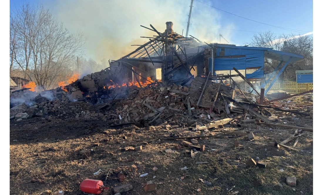 Росіяни розбомбили старостат у прикордонному селі на Чернігівщині