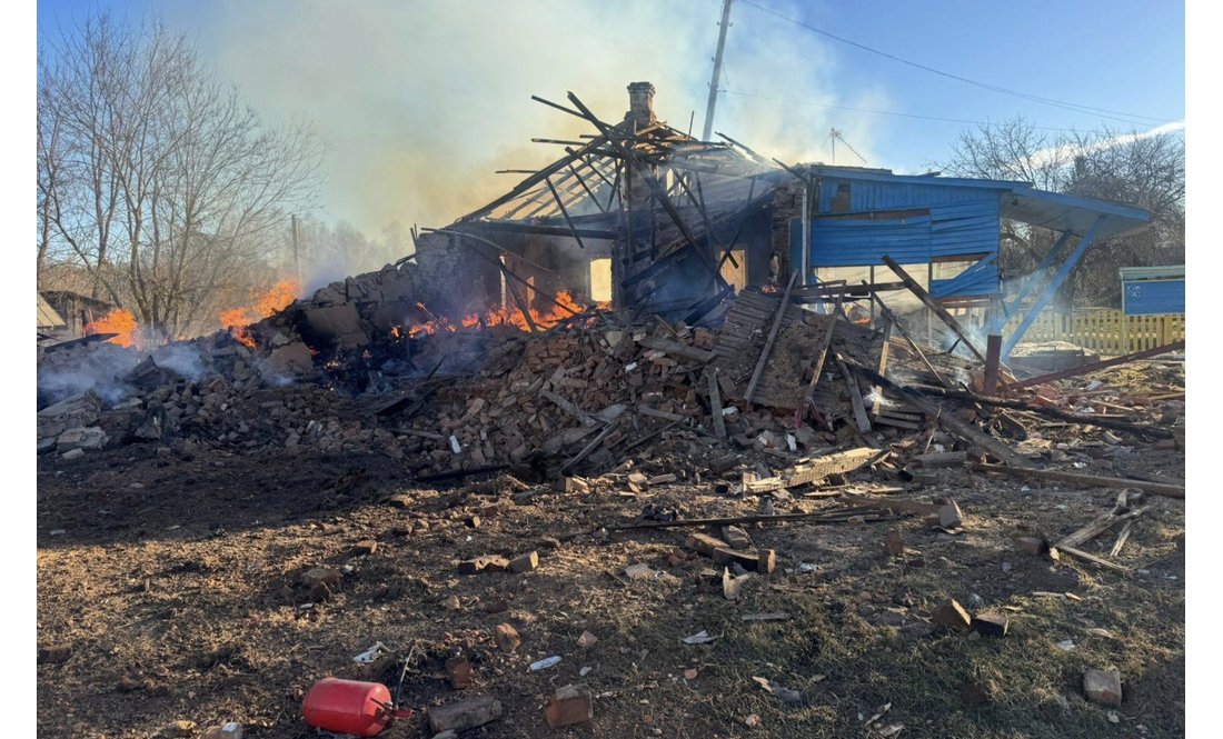 Росіяни розбомбили старостат у прикордонному селі на Чернігівщині