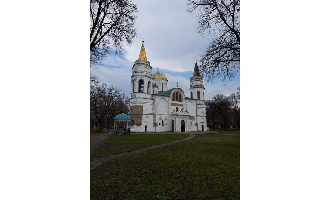 Бачили в кафе з гарною дівчиною: у мережі віруситься пост про поїздку до Чернігова популярного співака та блогера