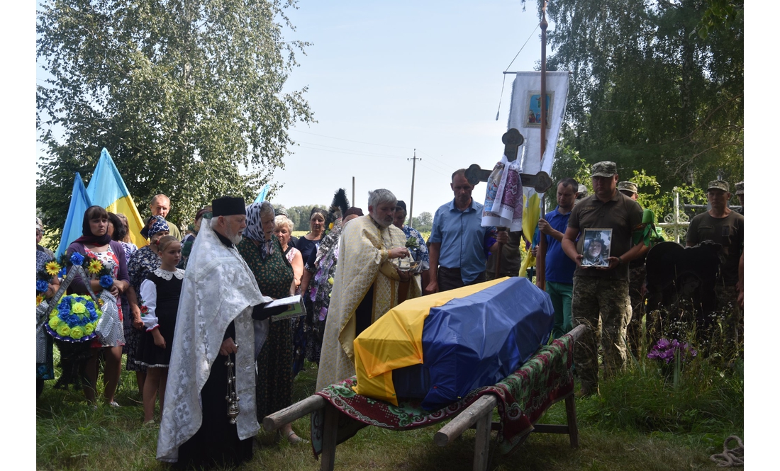 Носівська громада попрощалася з Героєм, який загинув на Харківщині