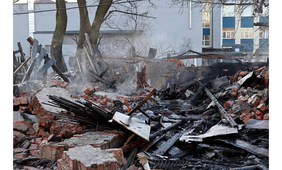 Безперервно працюють екстрені та комунальні служби: ситуація на місцях ударів у Чернігові