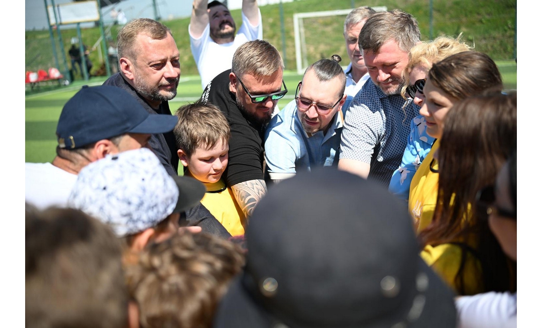 Училися керувати дронами й грали у футбол: як діти з Чернігівщини проводять літо на Буковині