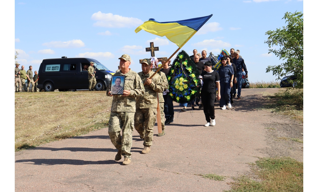 Врятував пʼятьох, а сам загинув: у громаді попрощалися із захисником