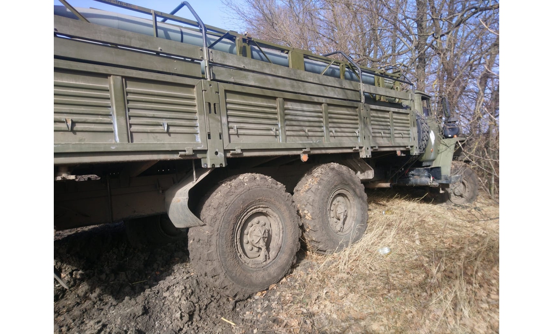 Укріплювали броню деревами: нові фото потрощеної російської техніки біля Чернігова