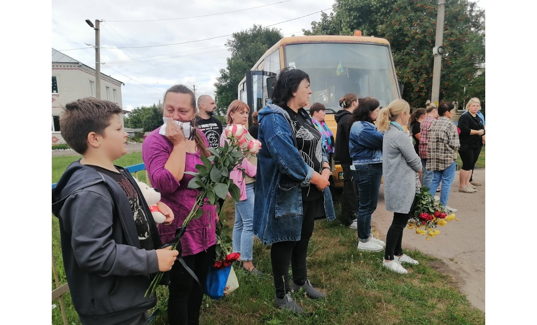 Мама винесла тіло доньки з палаючого АТБ: на Чернігівщині попрощалися з дівчинкою, яка загинула через обстріл