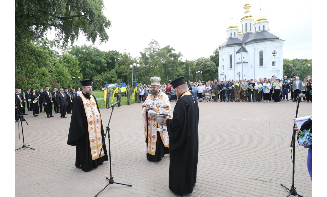 "Це місце для нас – святе": у Чернігові відкрили меморіальний знак на честь Героїв, загиблих у російсько-українській війні