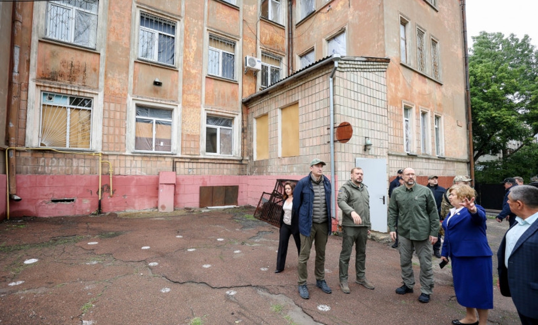 Прем'єр-міністру показали укриття в обласному педагогічному ліцеї у Чернігові