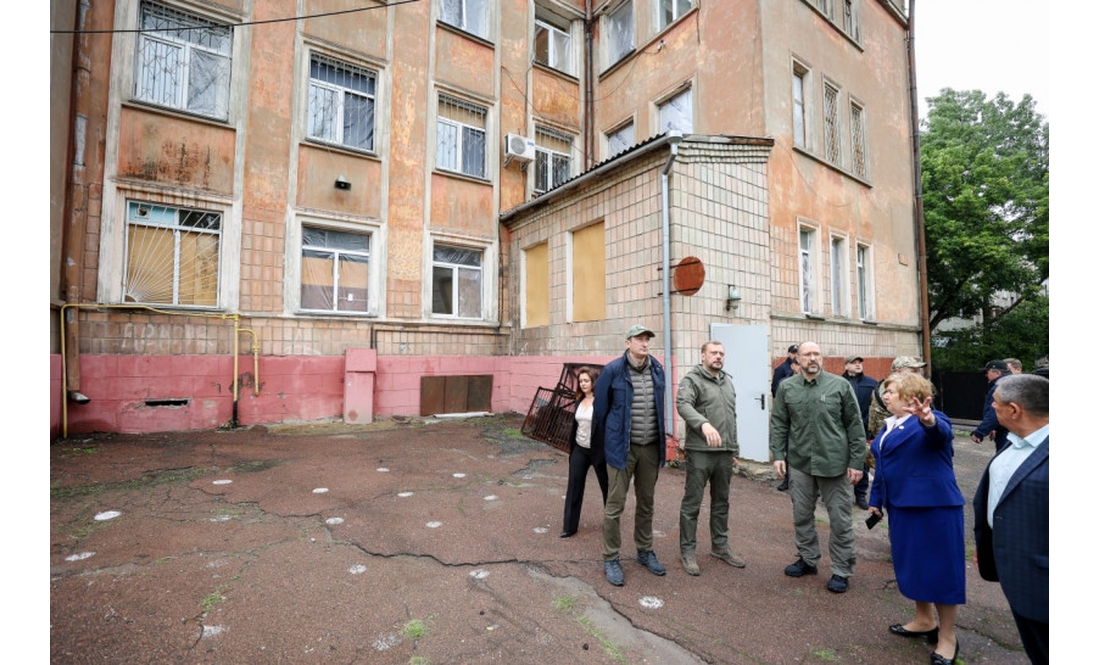 Прем'єр-міністру показали укриття в обласному педагогічному ліцеї у Чернігові