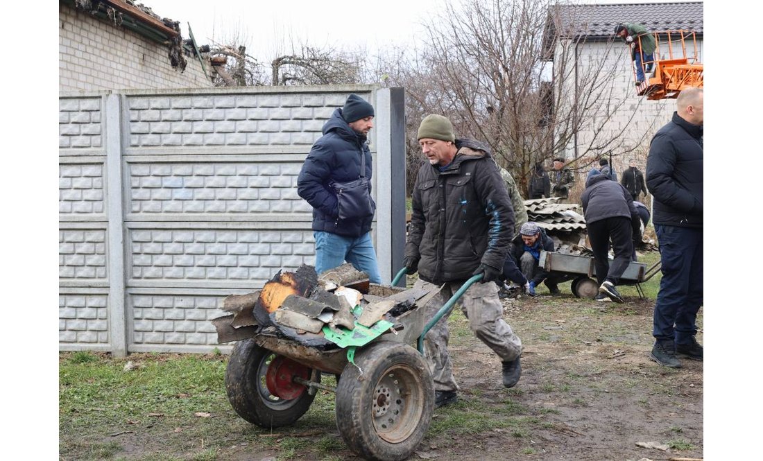 Допомагають небайдужі містяни: як відновлюється Чернігів після обстрілу
