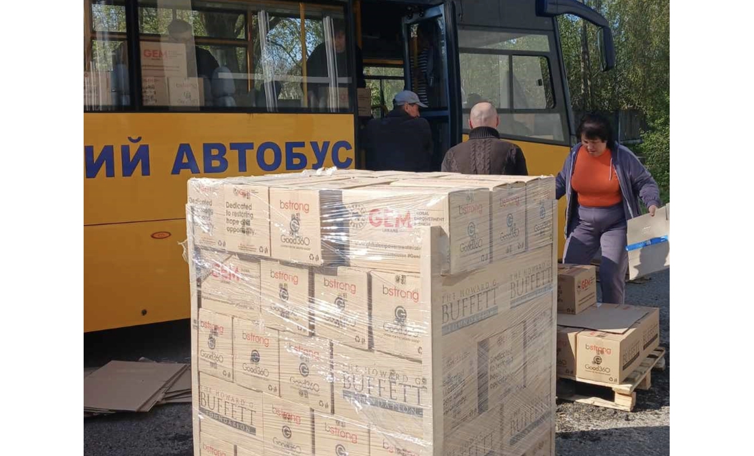 У громаді давали гуманітарку: показали фото кому вручили