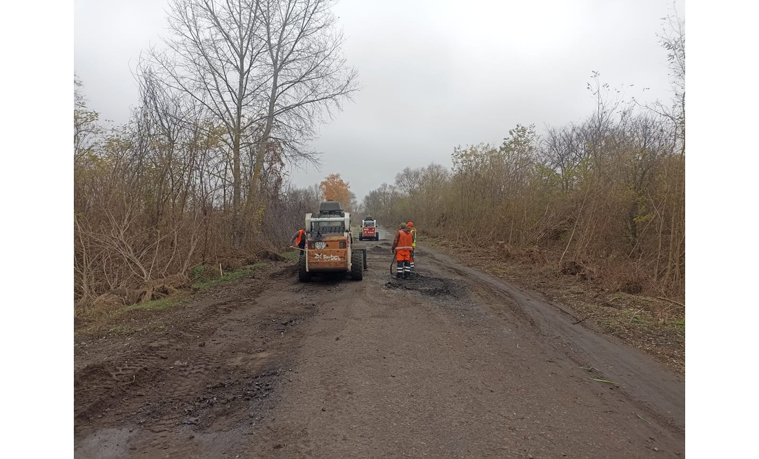 Бізнес взявся латати дороги в громаді