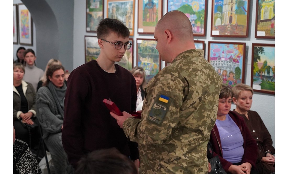 «Їхній голос більше не чути»: 54 родини з Чернігівщини отримали нагороди загиблих захисників