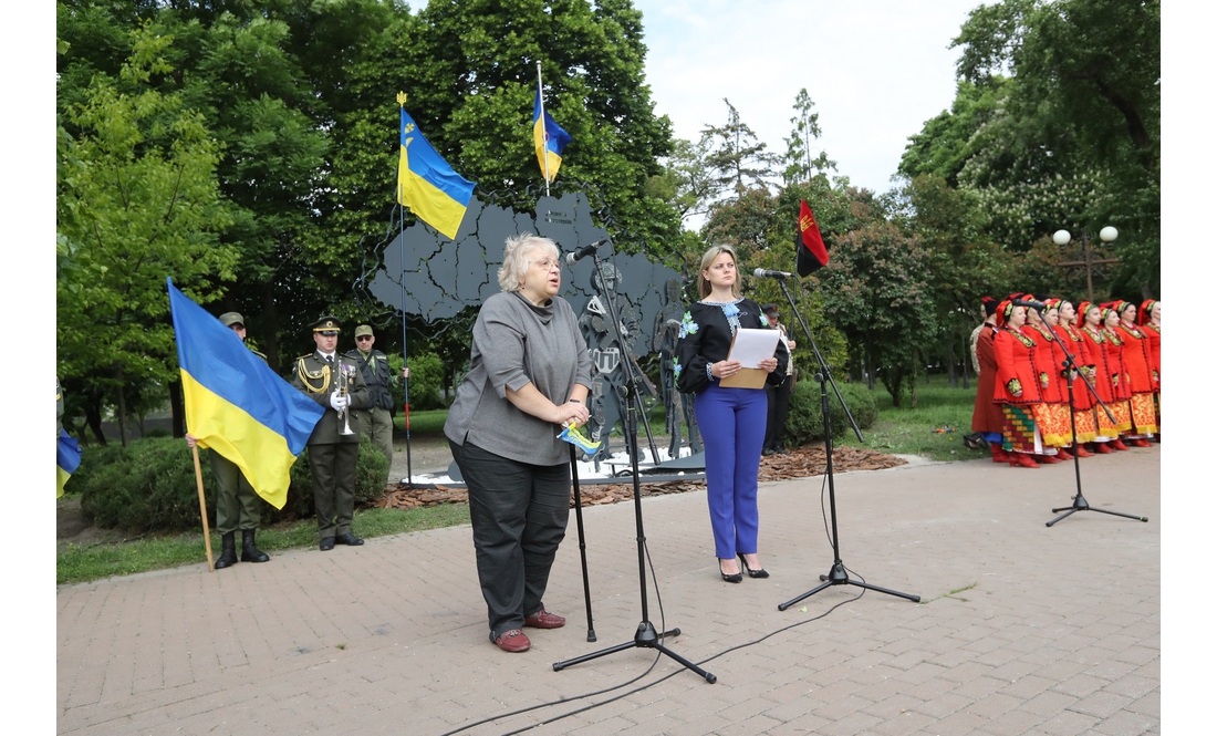 "Це місце для нас – святе": у Чернігові відкрили меморіальний знак на честь Героїв, загиблих у російсько-українській війні