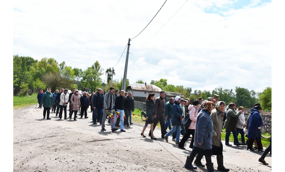 Останній шлях Героя: на Коропщині попрощалися із загиблим під Донецьком бійцем