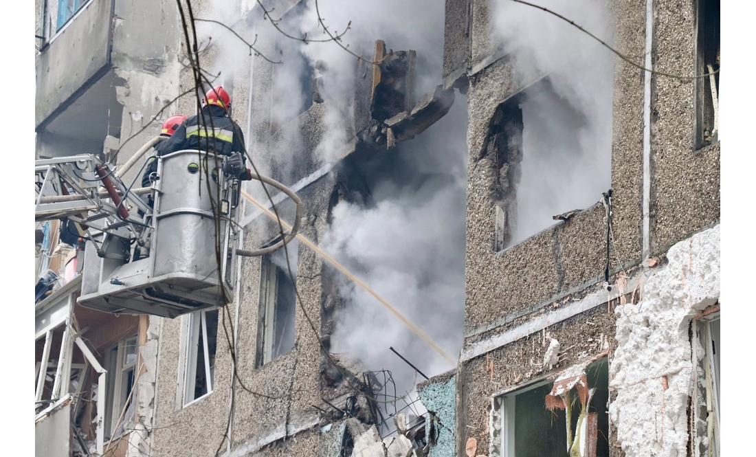 "Люди були вдома": яка ситуація на місці влучання ворожого БпЛА в 5-поверхівку в Чернігові