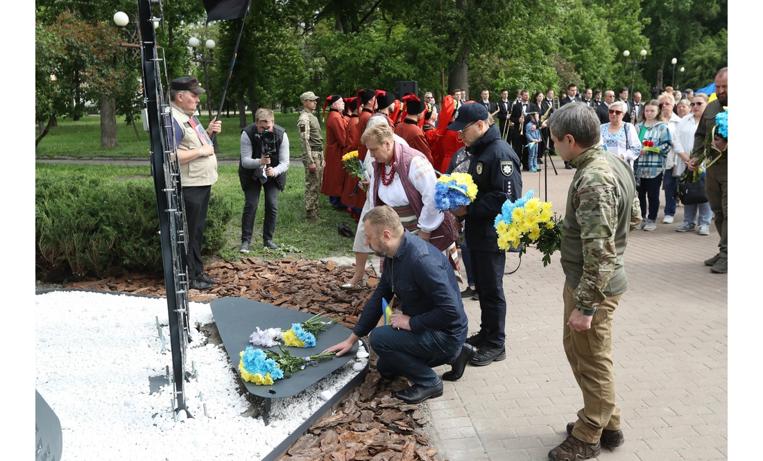 "Це місце для нас – святе": у Чернігові відкрили меморіальний знак на честь Героїв, загиблих у російсько-українській війні