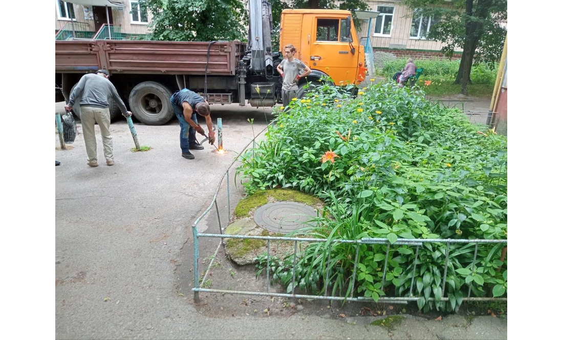 "Мунварта" Чернігова почала демонтувати тумби й клумби на внутрішньодворових проїздах
