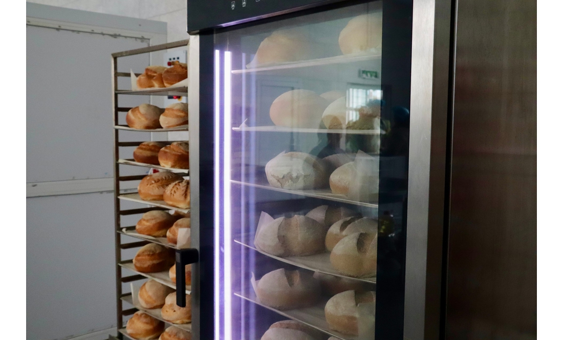 Дві працівниці готують до пів тисячі паляниць за зміну: у громаді відкрили комунальну пекарню