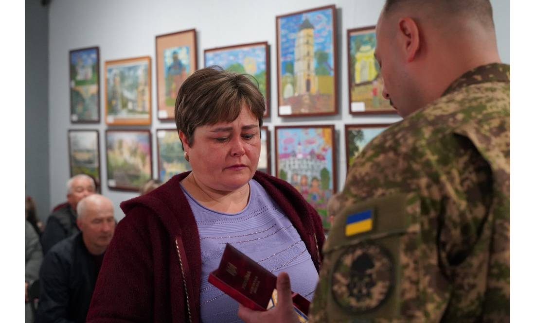 «Їхній голос більше не чути»: 54 родини з Чернігівщини отримали нагороди загиблих захисників