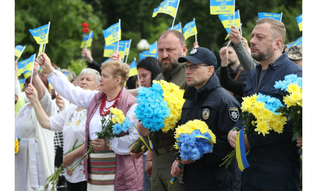 "Це місце для нас – святе": у Чернігові відкрили меморіальний знак на честь Героїв, загиблих у російсько-українській війні