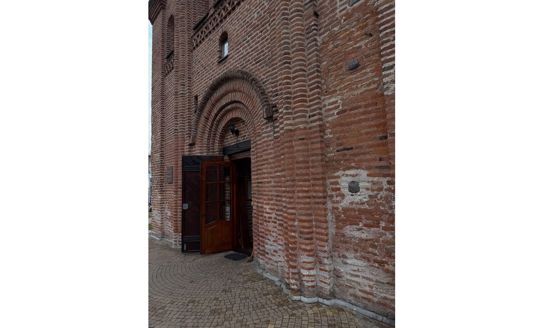 Бачили в кафе з гарною дівчиною: у мережі віруситься пост про поїздку до Чернігова популярного співака та блогера