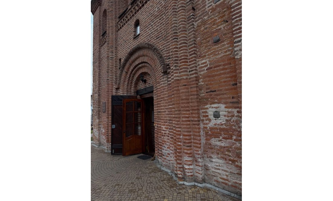 Бачили в кафе з гарною дівчиною: у мережі віруситься пост про поїздку до Чернігова популярного співака та блогера