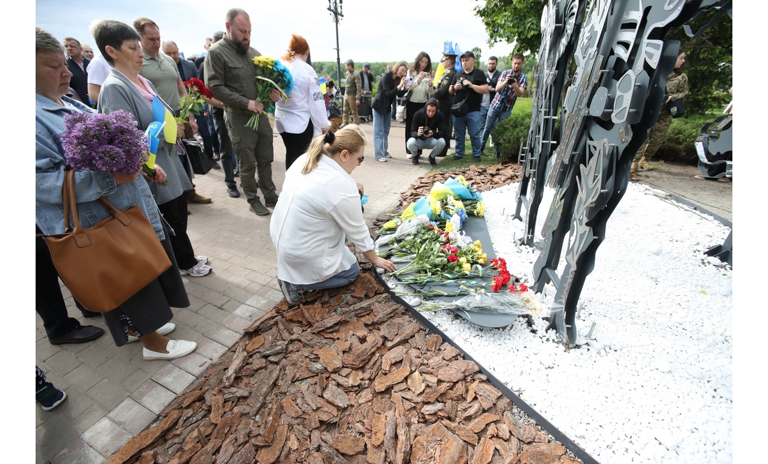 "Це місце для нас – святе": у Чернігові відкрили меморіальний знак на честь Героїв, загиблих у російсько-українській війні