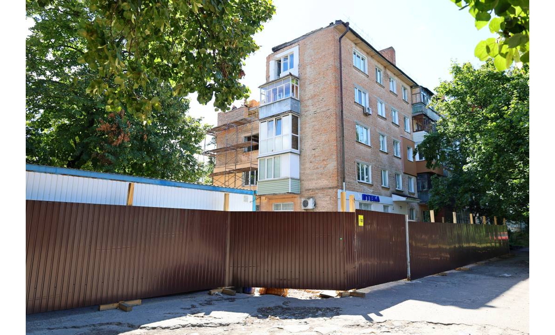 У чернігівському будинку після удару безпілотника зводять четвертий поверх