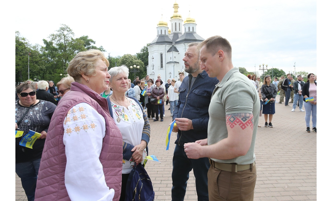 "Це місце для нас – святе": у Чернігові відкрили меморіальний знак на честь Героїв, загиблих у російсько-українській війні