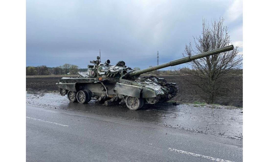 На дорогах Чернігівщини повно решток знищеної російської техніки