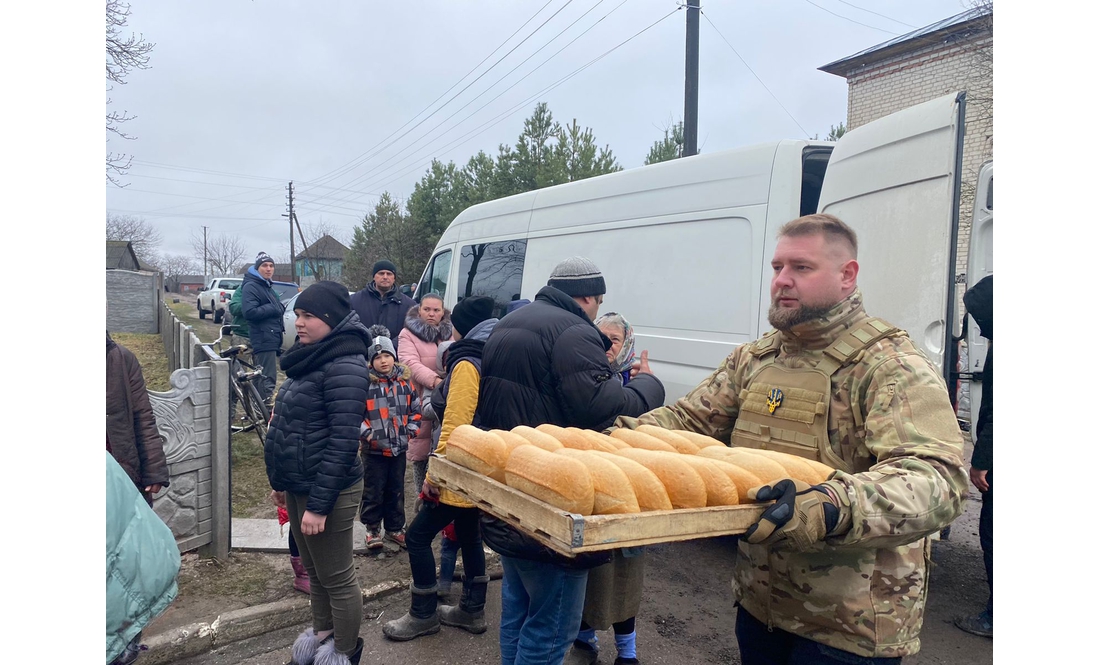 Після звільнення від росіян: у Шестовицю завезли першу гуманітарну допомогу та хліб