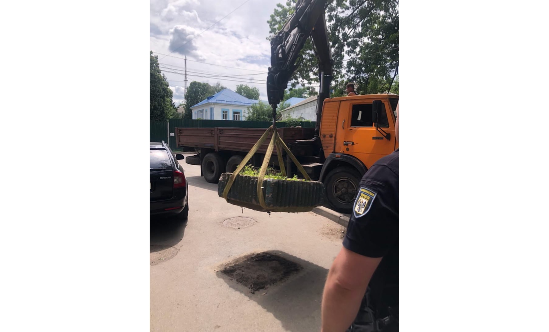 "Мунварта" Чернігова почала демонтувати тумби й клумби на внутрішньодворових проїздах