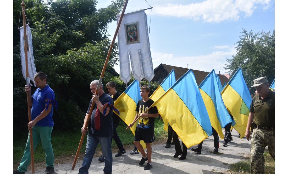 Носівська громада попрощалася з Героєм, який загинув на Харківщині