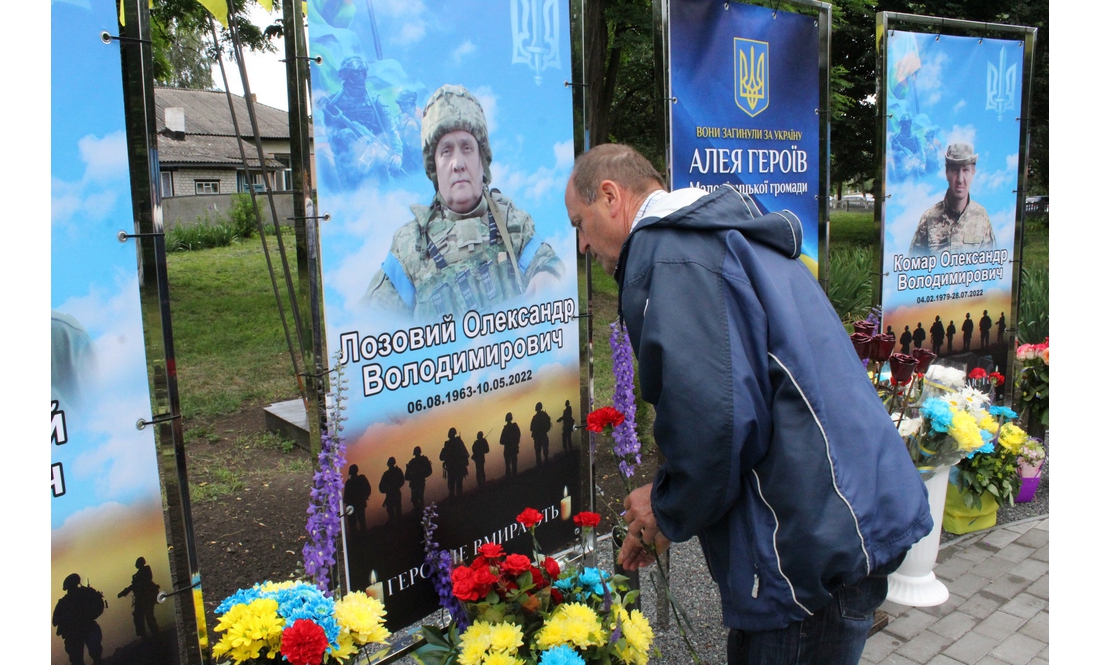 "У наших серцях - назавжди, любі наші сини": у селищі відкрили Алею Героїв
